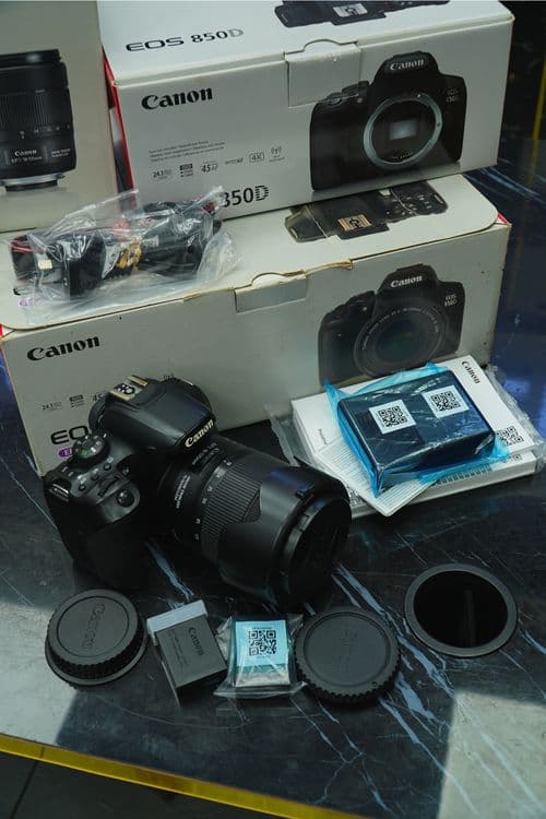 Canon EOS 850D + EF-S 18-135mm F/3.5-5.6 IS USM  | Iphone | Sony — 3