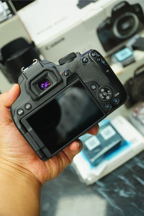 Canon EOS 850D + EF-S 18-135mm F/3.5-5.6 IS USM  | Iphone | Sony — 6