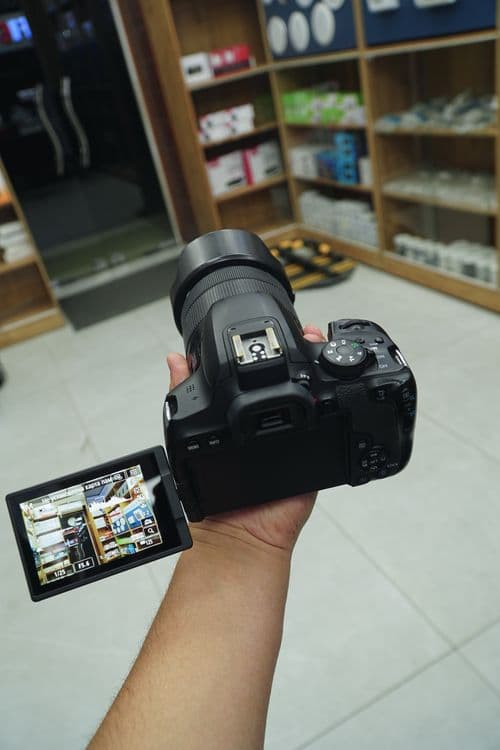Canon EOS 850D + EF-S 18-135mm F/3.5-5.6 IS USM  | Iphone | Sony — 8