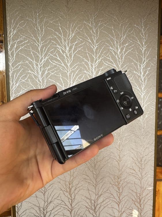 Sony ZV-E10 (16-50 kit lens) — 2