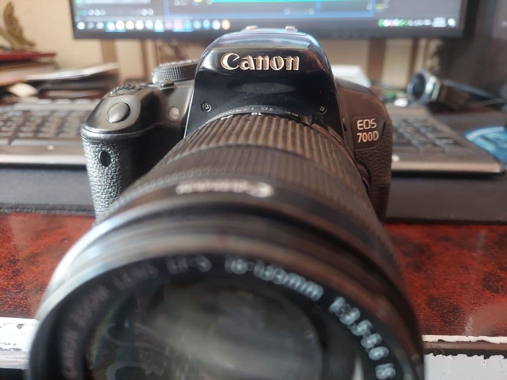 Canon 700D sotiladi — 1