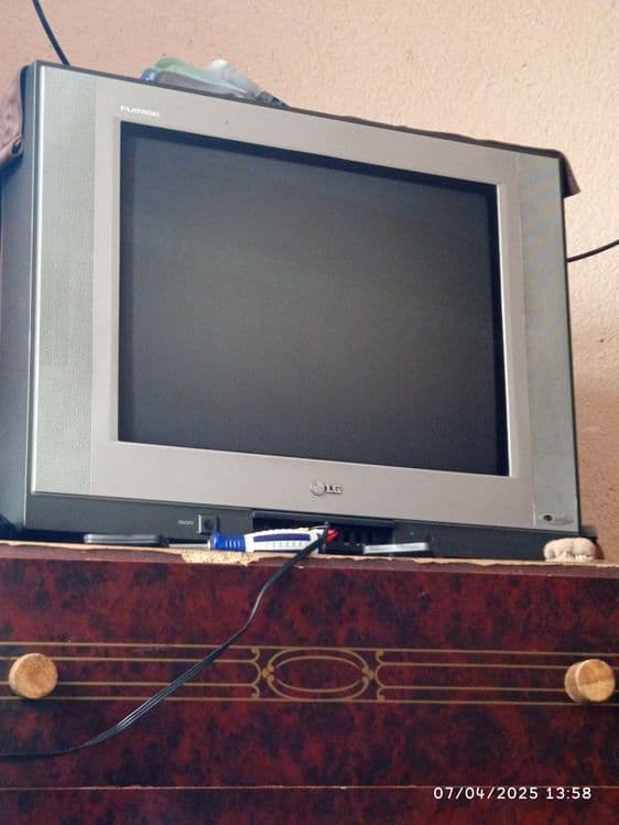 Televizor OLG rangli hamma joyi ishliydi — 2