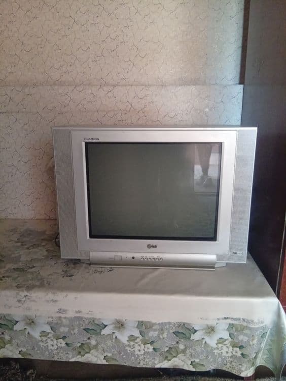Televizor lg orqasi bor srochna sotiladi — 1