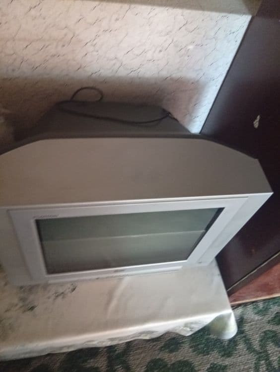 Televizor lg orqasi bor srochna sotiladi — 2