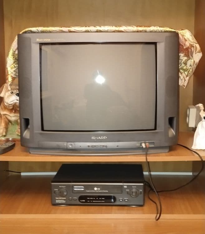 Продаётся ТВ. "SHARP" и видеоплейер "LG" в отличном состоянии ! — 1