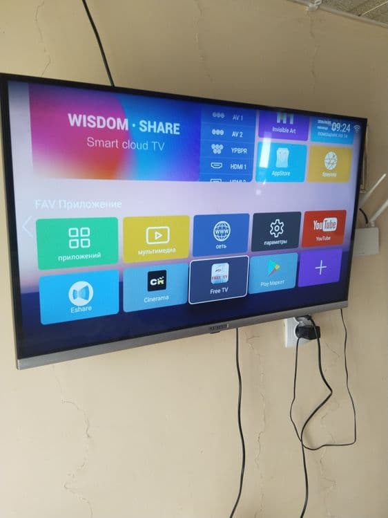 Samsung 32 smart TV — 1