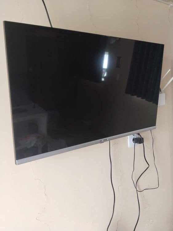 Samsung 32 smart TV — 2