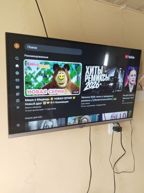 Samsung 32 smart TV — 3