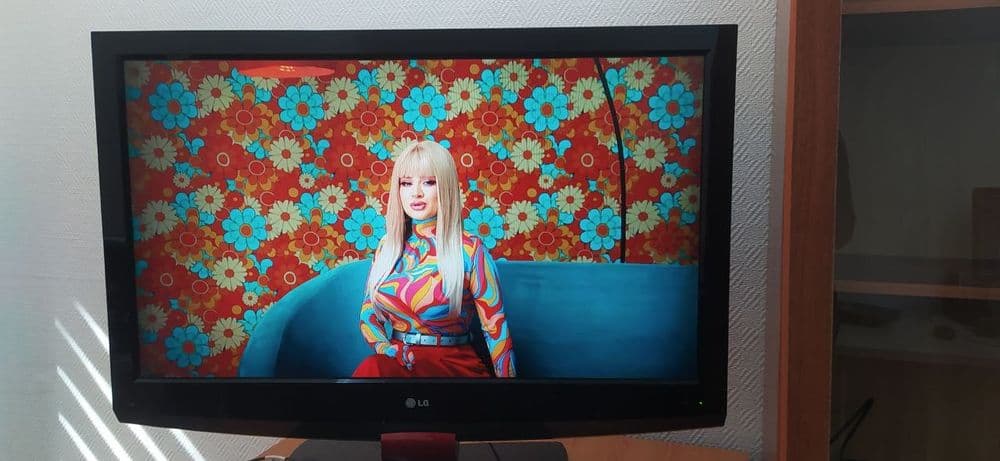 Телевизор LG 42 диагональ — 1