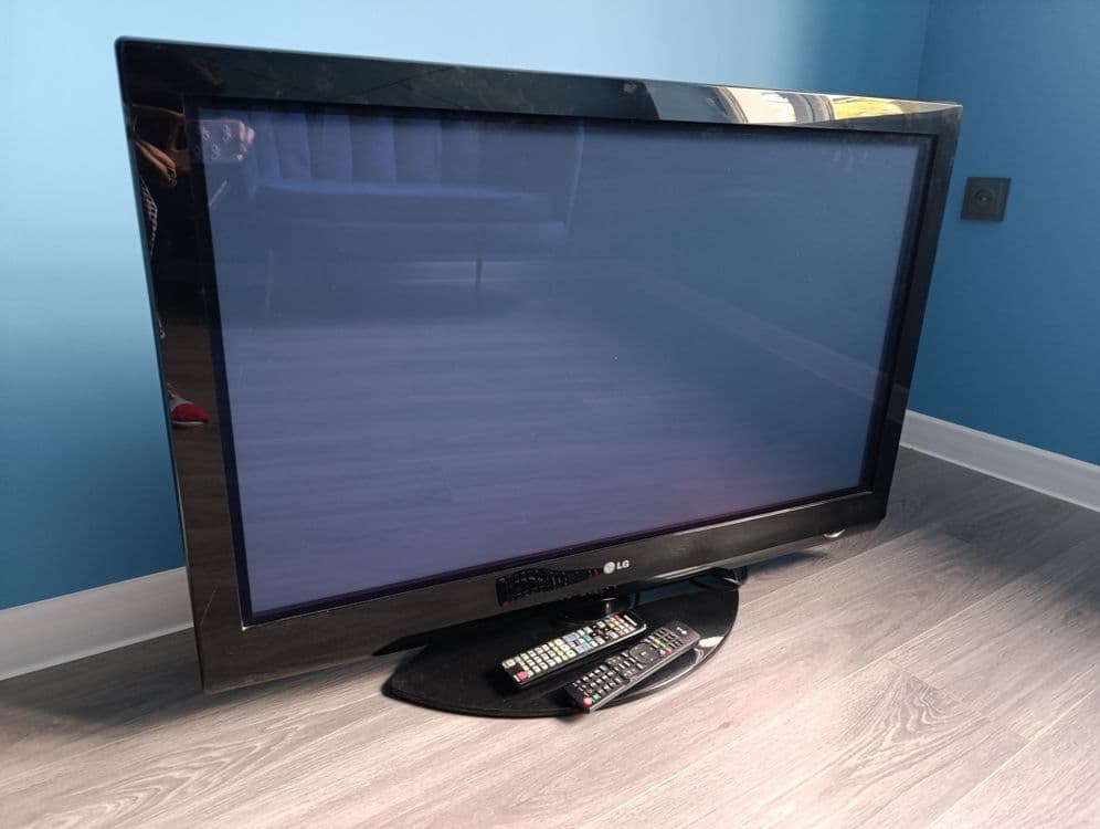 Плазменный телевизор LG 42PG20 в рабочем состоянии. R — 2