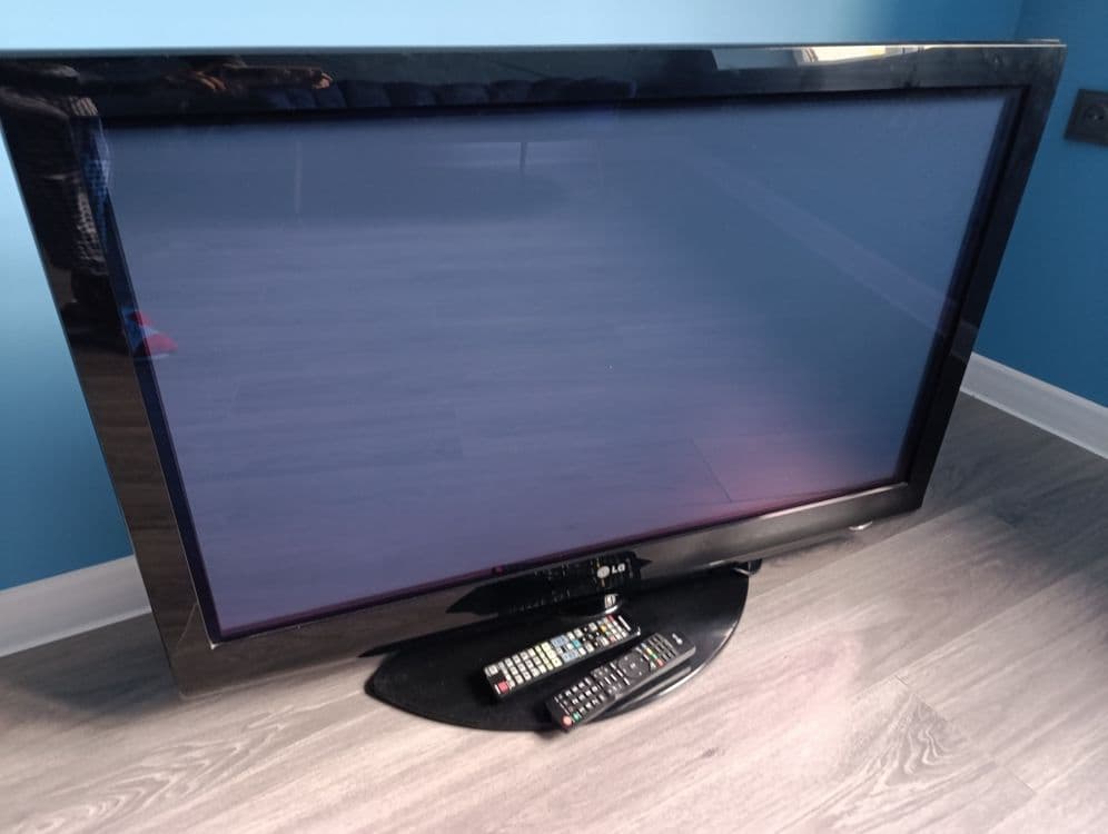 Плазменный телевизор LG 42PG20 в рабочем состоянии. R — 3
