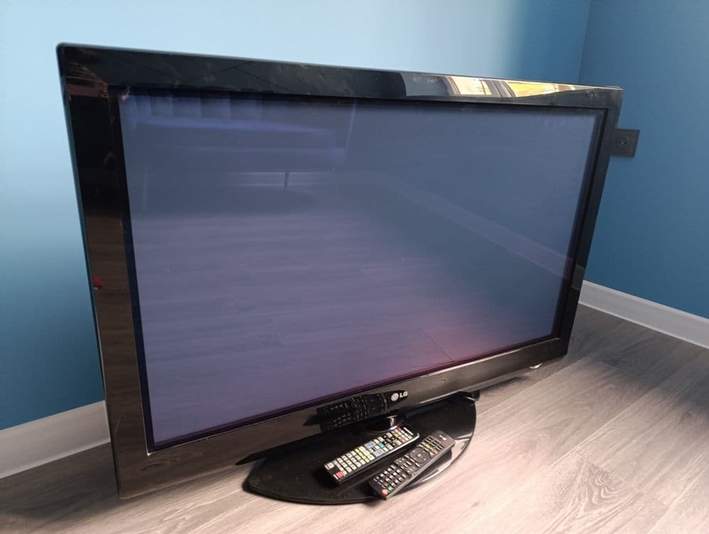 Плазменный телевизор LG 42PG20 в рабочем состоянии. R — 4