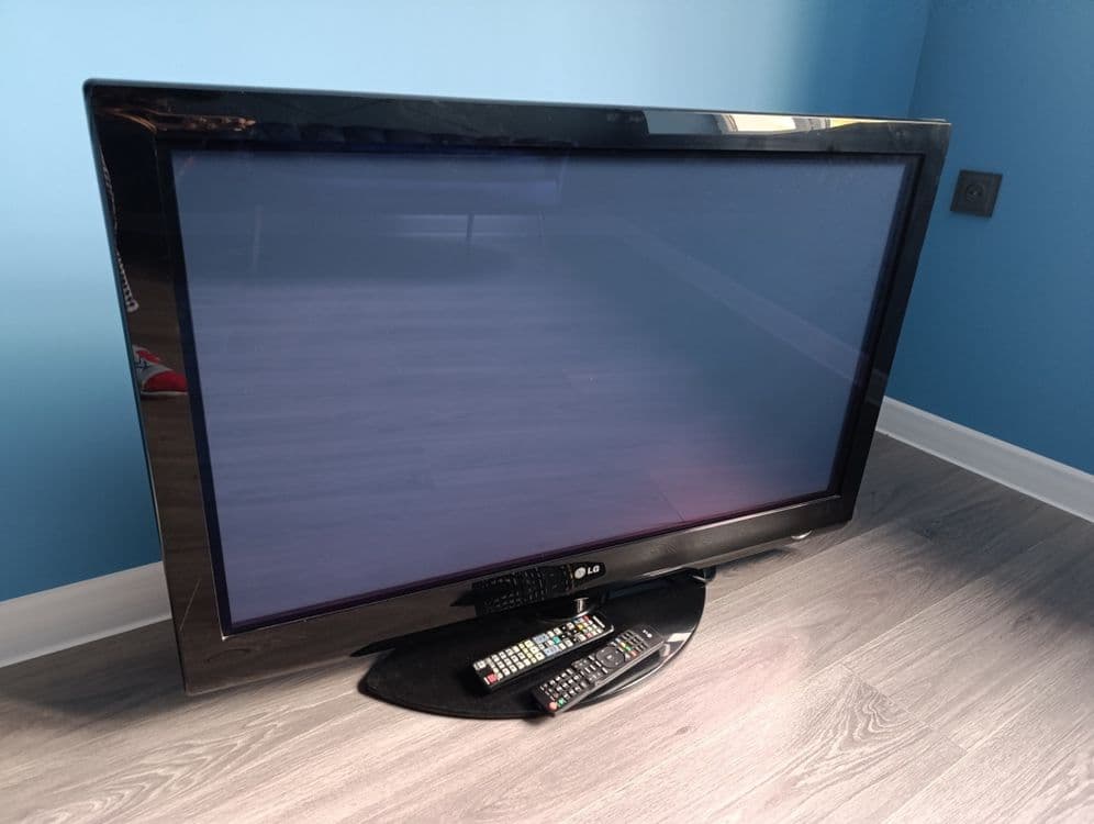 Плазменный телевизор LG 42PG20 в рабочем состоянии. R — 6