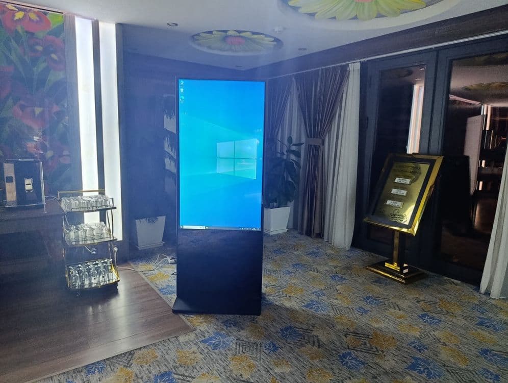 Интерактивный инфо-киоск info-kiosk вертикальный, экран 55 Windows — 1