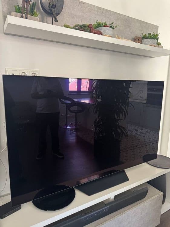 Телевизор LG OLED65C2RLA, диагональ 65" (165 см) в отличном состоянии. — 1