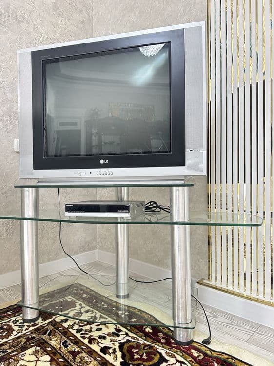 Телевизор LG 74 см с подставкой — 1