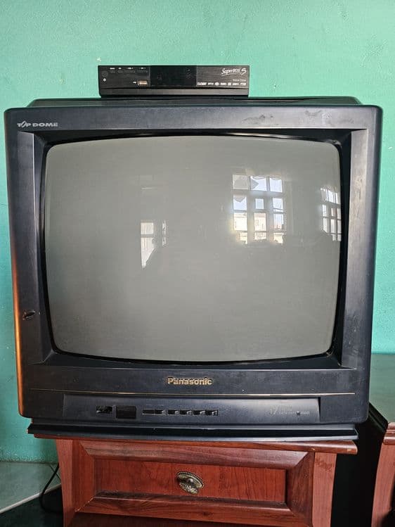 Телевизор Panasonic ишлаб турибди тюнер совг'а. — 1