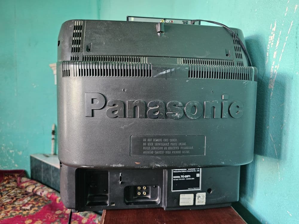 Телевизор Panasonic ишлаб турибди тюнер совг'а. — 2