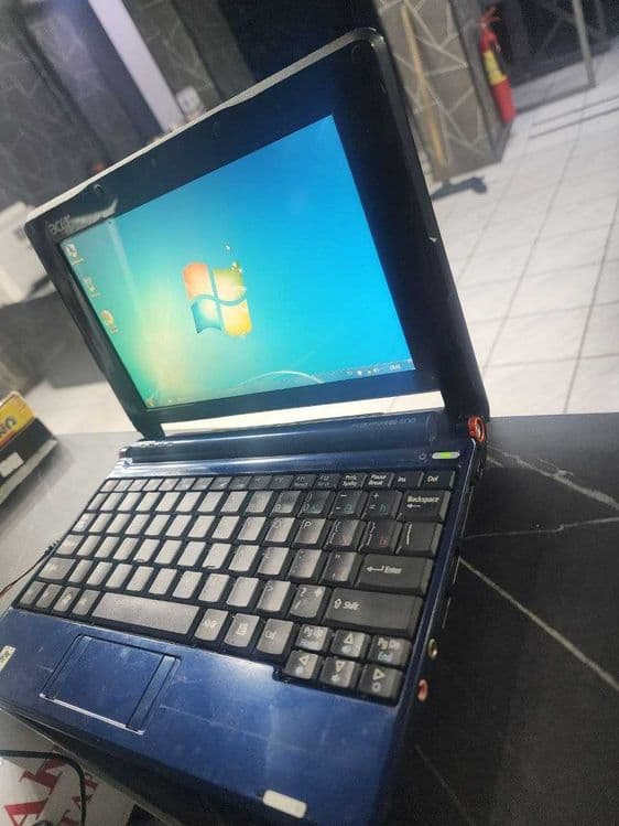 Acer Aspire one ZG5 бюджетный нетбук  windows 7