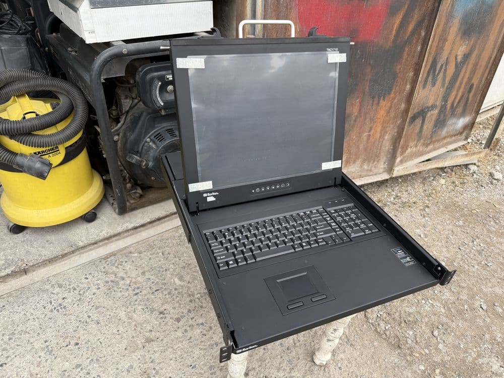 * 8-портовая IP-удаленная KVM-консоль Raritan 17-дюйм — 1