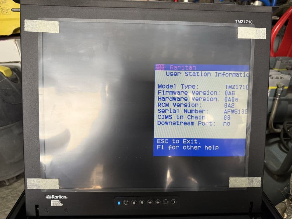 * 8-портовая IP-удаленная KVM-консоль Raritan 17-дюйм — 3