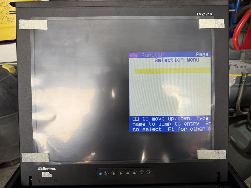 * 8-портовая IP-удаленная KVM-консоль Raritan 17-дюйм — 4