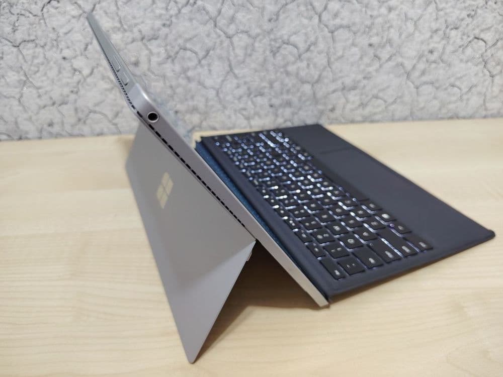 Surface 4 Pro 12,3" 2,5K IPS Touch / CORE™ i7-6650U / 8GB / 256GB NVMe