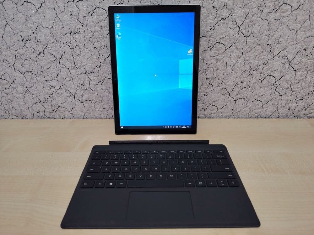 Surface 4 Pro 12,3" 2,5K IPS Touch / CORE™ i7-6650U / 8GB / 256GB NVMe — 3