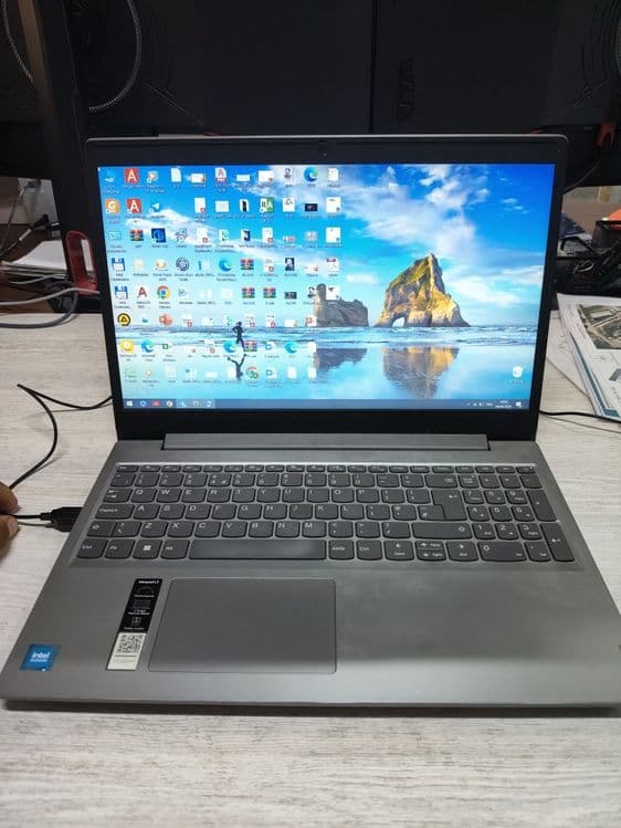 Lenovo noutbuki sotiladi srochna — 2