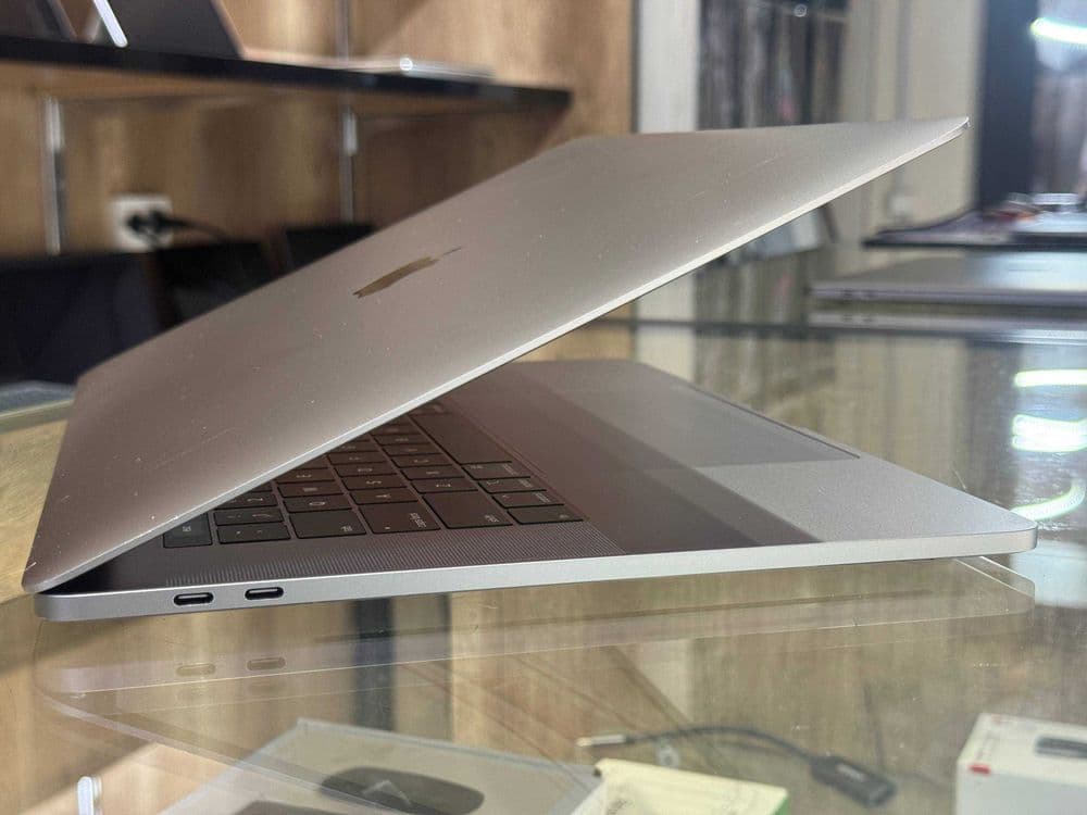 Macbook PRO 15 2019г Core i7 Radeon Pro 555X 4Gb ram 16 ssd 512 — 2