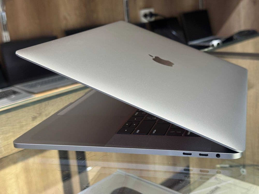 Macbook PRO 15 2019г Core i7 Radeon Pro 555X 4Gb ram 16 ssd 512 — 3