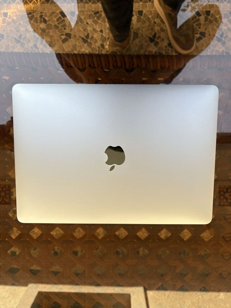 Macbook pro m2 13dyum — 2