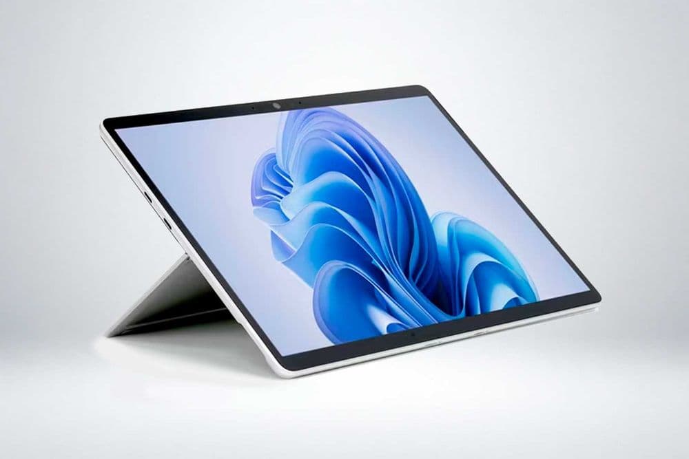 Microsoft Surface Pro 11/ Snapdragon X Elite / 32GB / 1TB / OLED Touch — 3