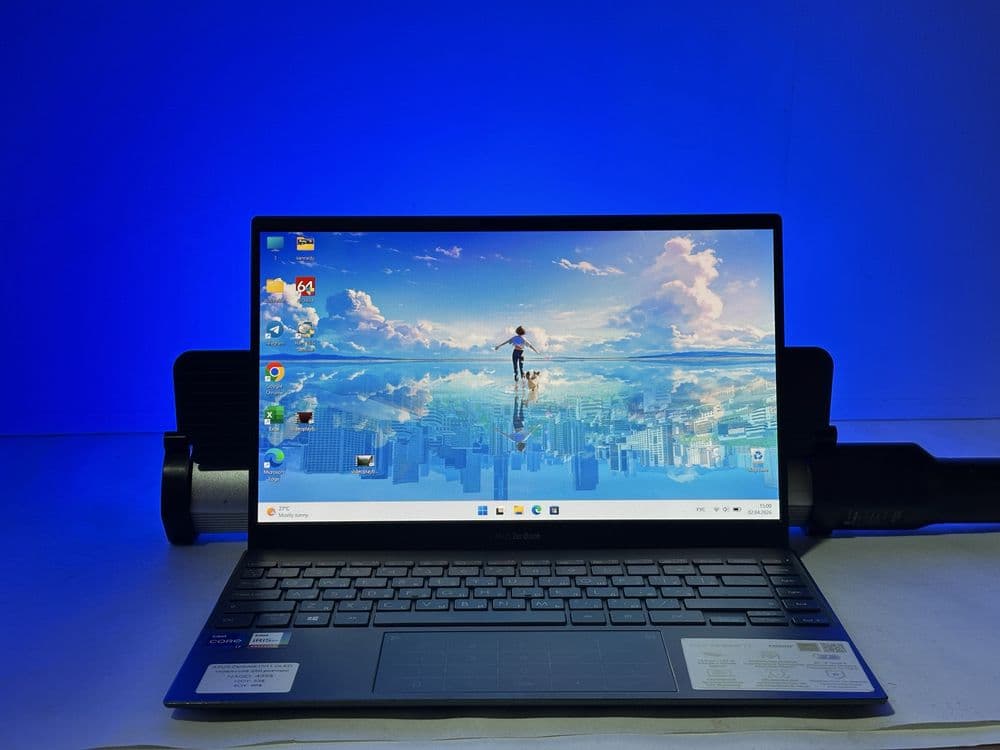 Asus ZenBook  Laptop Oled Ekran FullHD — 1