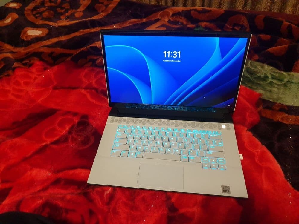Dell Alienware m15 R4
Core i9  10-avlod
Ram 32GB GTX 1080 
Hotira 1 te — 2