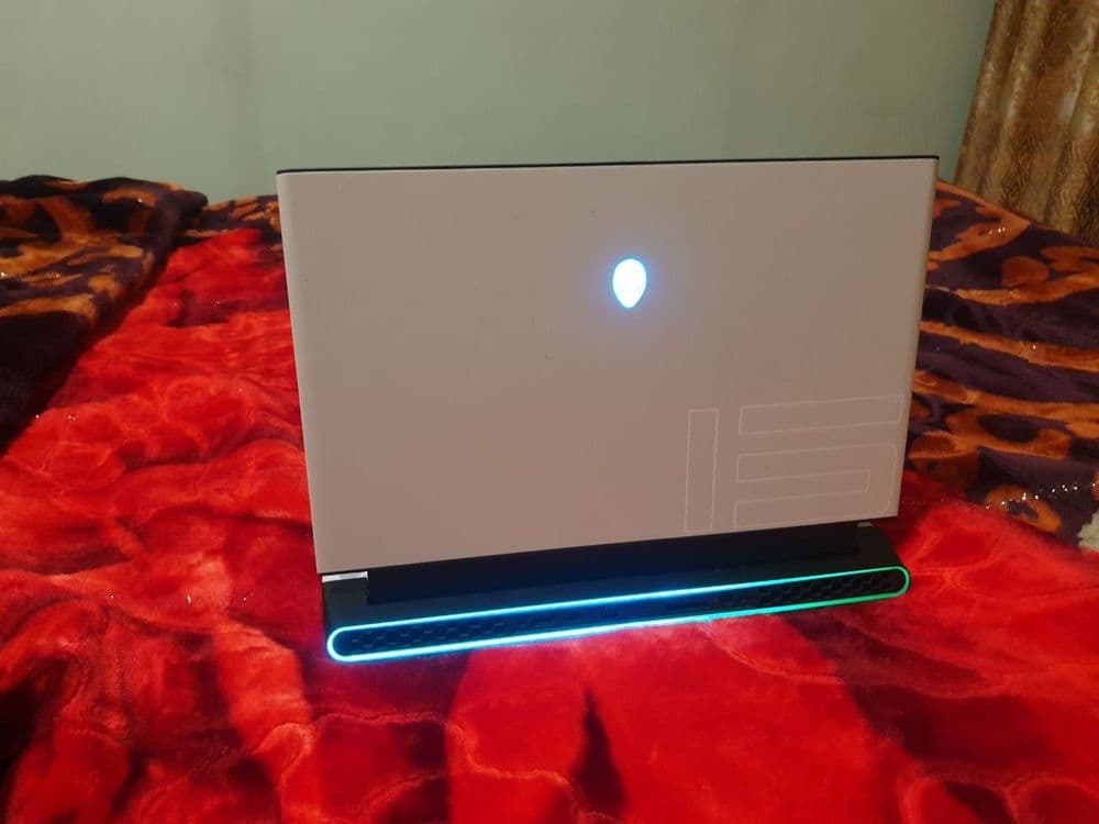 Dell Alienware m15 R4
Core i9  10-avlod
Ram 32GB GTX 1080 
Hotira 1 te — 3
