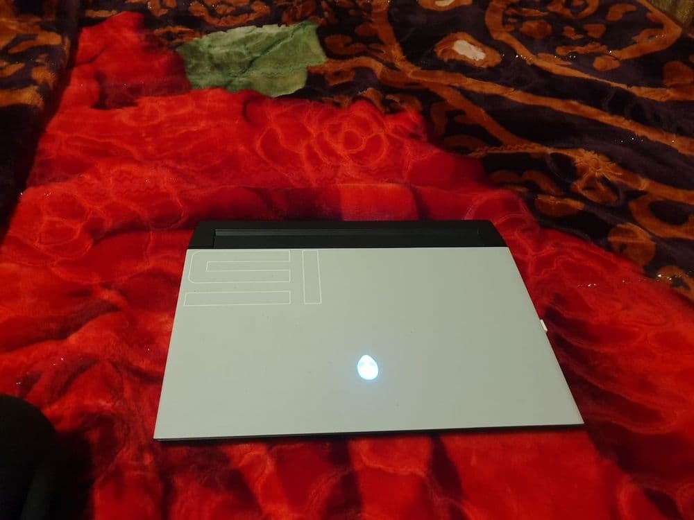 Dell Alienware m15 R4
Core i9  10-avlod
Ram 32GB GTX 1080 
Hotira 1 te — 4
