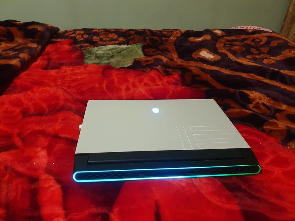 Dell Alienware m15 R4
Core i9  10-avlod
Ram 32GB GTX 1080 
Hotira 1 te — 5