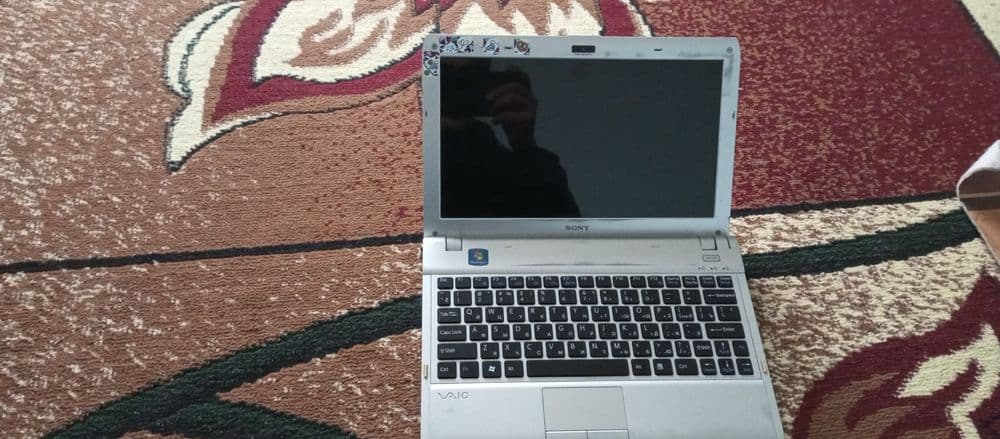 Netbook sony. 4/256 gb. Dasturlash uchun zo'r. Batareyka saqlamaydi — 1