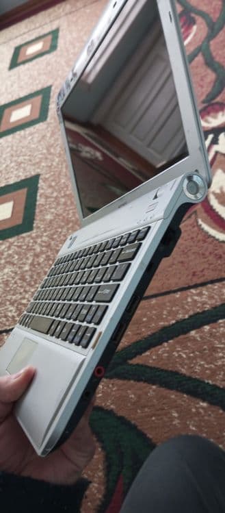 Netbook sony. 4/256 gb. Dasturlash uchun zo'r. Batareyka saqlamaydi — 2