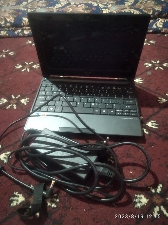 Acer netbuk sotiladi. Holati a'lo narxi 1 mln . yangi zaryadnigi bilan — 2