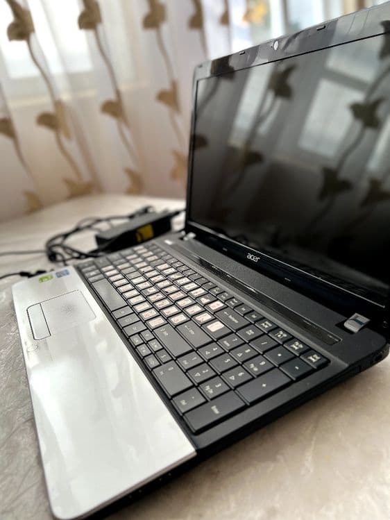 Noutbuk: ACER CORE I3 — 2