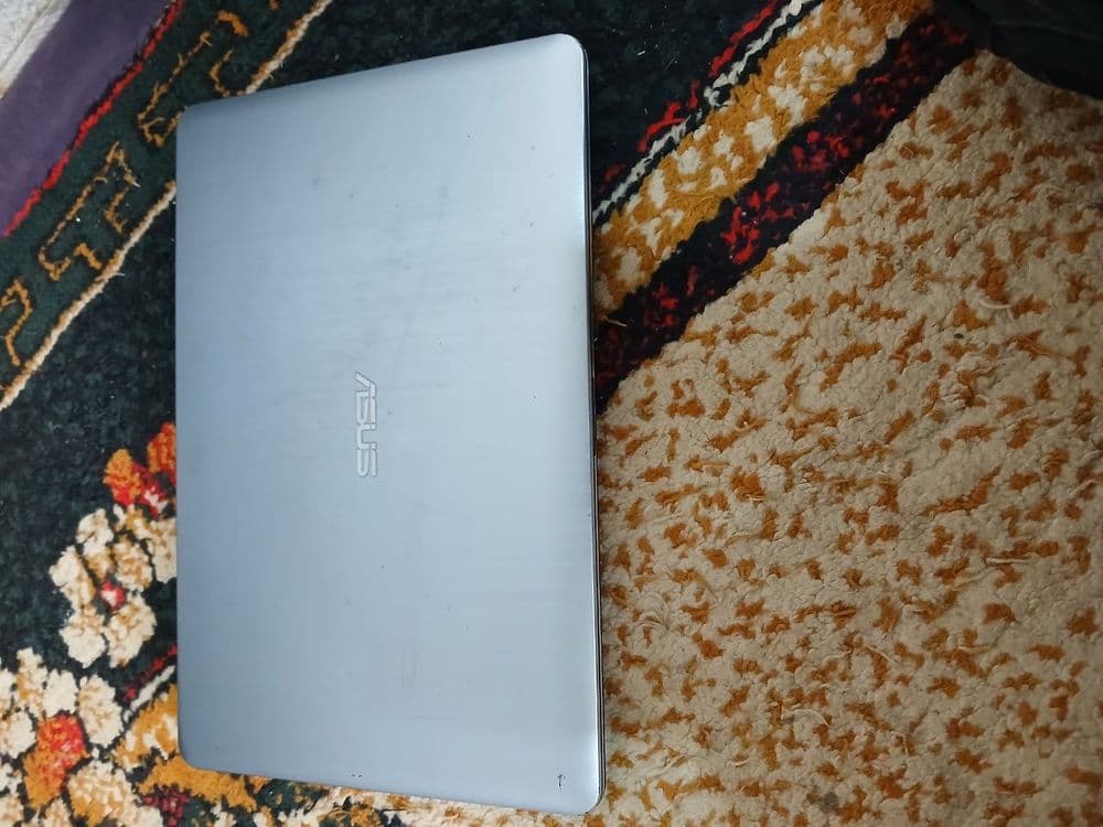 Noutbook sotiladi — 2