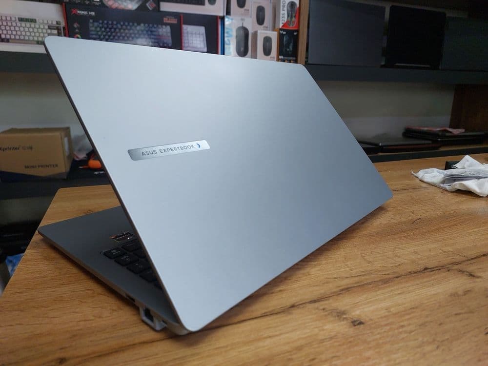 Asusdan Expertbook madeli kuchli noutbuk — 1