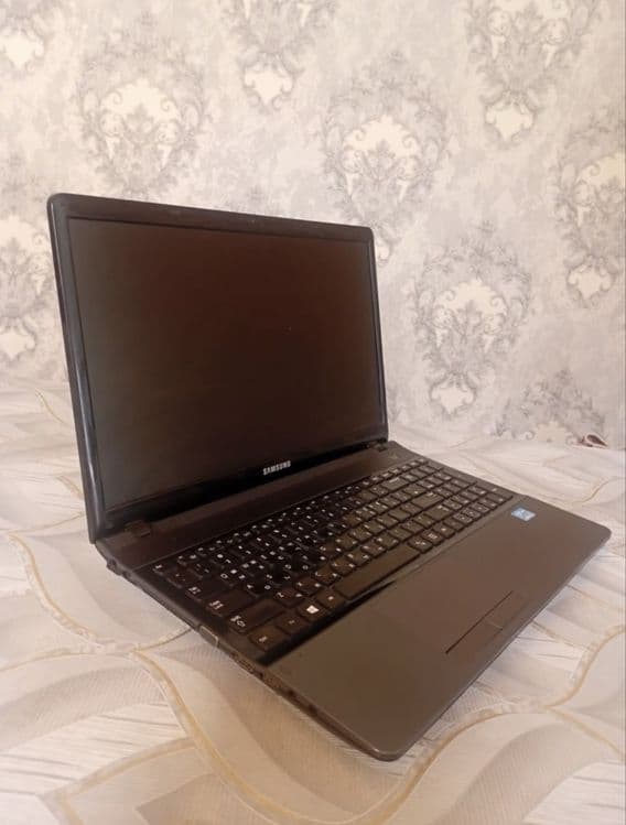 Samsung Notbuk srochna sotiladi — 1