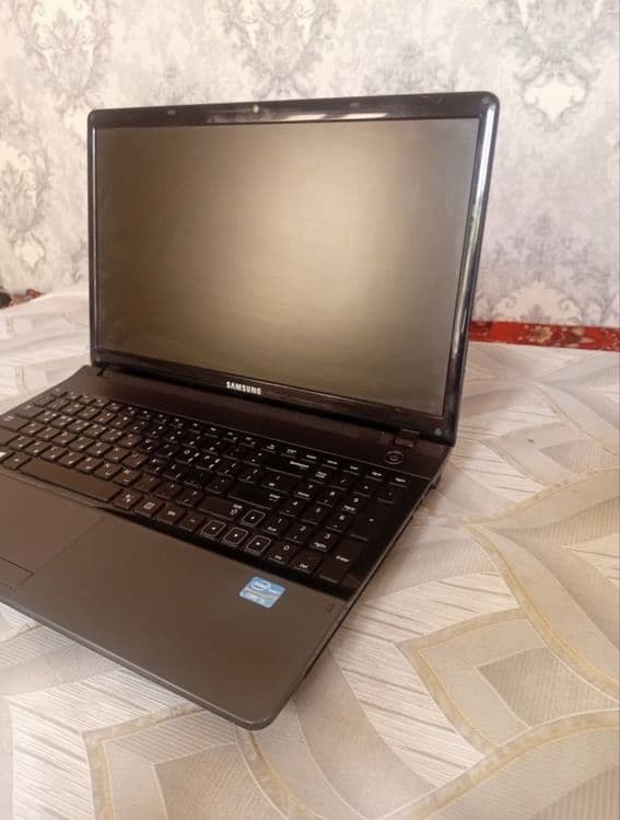 Samsung Notbuk srochna sotiladi — 2