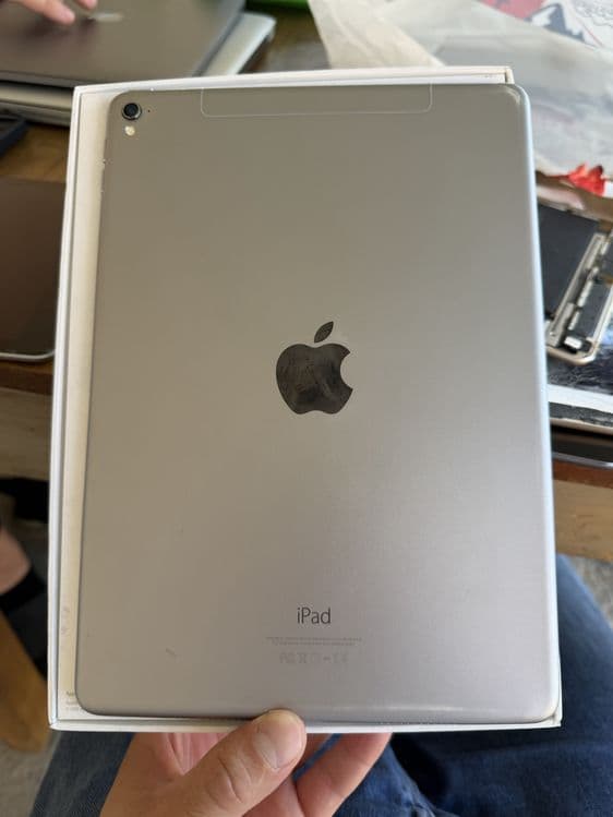 Ipad pro 9.7  32gb sim karta wifi — 5