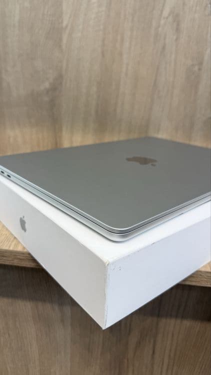 Macbook Air m3 16/256 Silver — 4