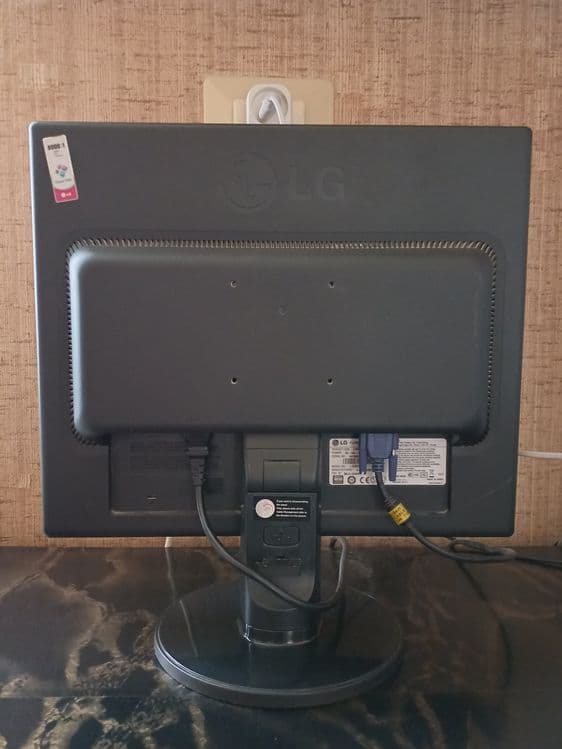 Монитор  LG 19" Flatron — 3