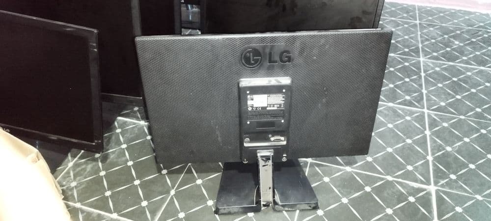 Monitor 22' LG 10ta komplekt bor — 2